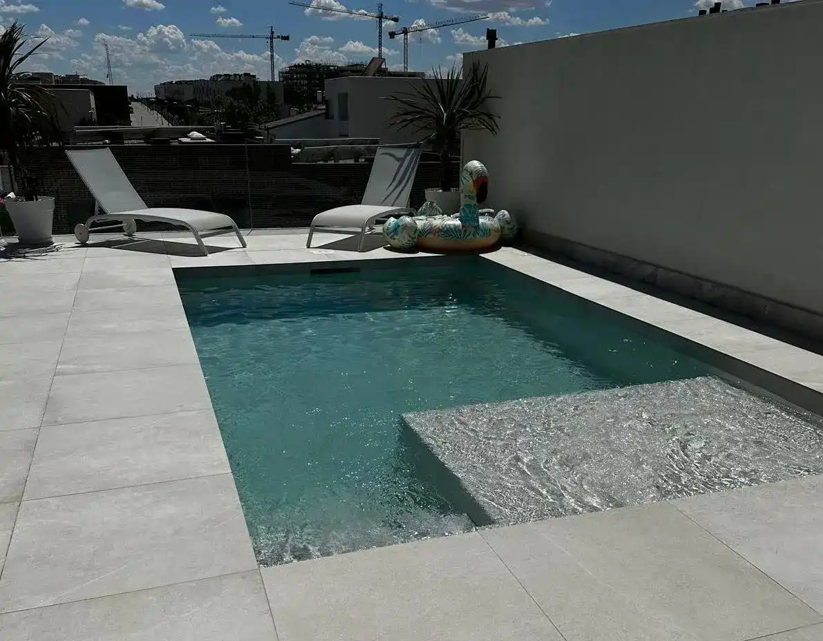 Piscina de obra blanca en Guadalajara con diseño moderno